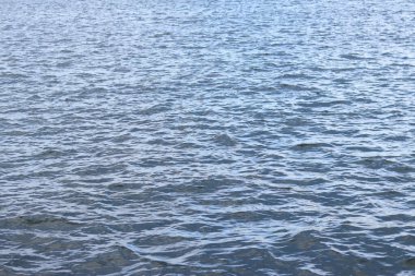 Adriyatik Denizi. Doğal arka plan. Boşluk. Küçük dalgalı deniz, suda dalgalanmalar. Su yüzeyinde küçük dalgalar var. Arkaplan