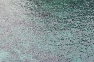 Adriyatik Denizi. Doğal arka plan. Boşluk. Küçük dalgalı deniz, suda dalgalanmalar. Su yüzeyinde küçük dalgalar var. Arkaplan