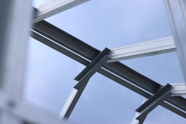 Hafif çelik, ince duvarlı yapılar. Depolar, garajlar ya da evler için çerçeveler. Gökyüzüne karşı inşaat için çelik çerçevenin yapısı