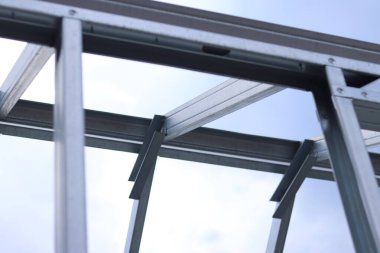 Hafif çelik, ince duvarlı yapılar. Depolar, garajlar ya da evler için çerçeveler. Gökyüzüne karşı inşaat için çelik çerçevenin yapısı