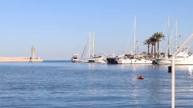Bari, İtalya - 24 Nisan 2025: Bari, Apulia 'daki liman manzaralı. Adriyatik Denizi. Sudaki tekneler. Seyahat et. Çapada tekneler