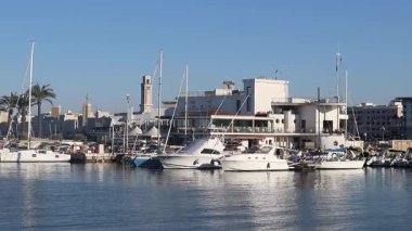 Bari, İtalya - 24 Nisan 2025: Bari, Apulia 'daki liman manzaralı. Adriyatik Denizi. Sudaki tekneler. Seyahat et. Çapada tekneler