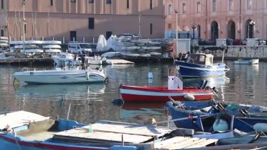 Bari, İtalya - 24 Nisan 2025: Bari, Apulia 'daki liman manzaralı. Adriyatik Denizi. Sudaki tekneler. Seyahat et. Çapada tekneler