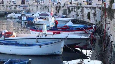 Bari, İtalya - 24 Nisan 2025: Bari, Apulia 'daki liman manzaralı. Adriyatik Denizi. Sudaki tekneler. Seyahat et. Çapada tekneler