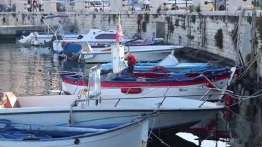 Bari, İtalya - 24 Nisan 2025: Bari, Apulia 'daki liman manzaralı. Adriyatik Denizi. Sudaki tekneler. Seyahat et. Çapada tekneler