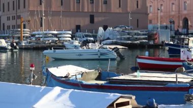 Bari, İtalya - 24 Nisan 2025: Bari, Apulia 'daki liman manzaralı. Adriyatik Denizi. Sudaki tekneler. Seyahat et. Çapada tekneler