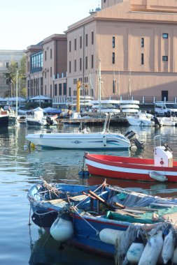 Bari, İtalya - 24 Nisan 2025: Bari, Apulia 'daki liman manzaralı. Adriyatik Denizi. Sudaki tekneler. Seyahat et. Çapada tekneler