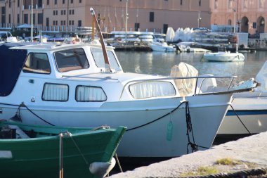 Bari, İtalya - 24 Nisan 2025: Bari, Apulia 'daki liman manzaralı. Adriyatik Denizi. Sudaki tekneler. Seyahat et. Çapada tekneler