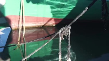 İskeleye demirlemiş tekneler. Ayrıntılar. Sudaki küçük tekneler, yakın plan. İskelede güneşli bir yaz günü. Eski tekneler. Denizde tatil.