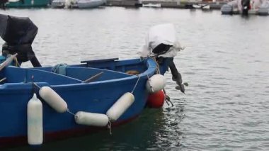 İskeleye demirlemiş tekneler. Ayrıntılar. Sudaki küçük tekneler, yakın plan. İskelede güneşli bir yaz günü. Eski tekneler. Denizde tatil.