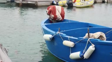 İskeleye demirlemiş tekneler. Ayrıntılar. Sudaki küçük tekneler, yakın plan. İskelede güneşli bir yaz günü. Eski tekneler. Denizde tatil.