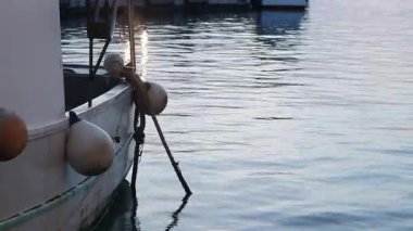 İskeleye demirlemiş tekneler. Ayrıntılar. Sudaki küçük tekneler, yakın plan. İskelede güneşli bir yaz günü. Eski tekneler. Denizde tatil.