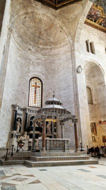 Bari, İtalya - 20 Nisan 2025: Aziz Nicholas Bazilikası. Bari şehrindeki Katolik bazilikası. Aziz Niklas Bazilikası 'nın iç dekorasyonu. Kutsal emanetlerin korunduğu yer. Sunak