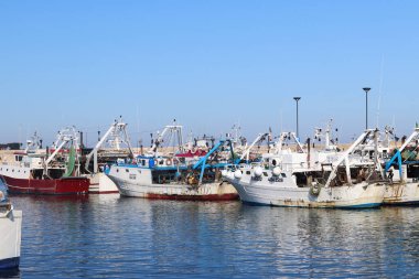 Monopoli, İtalya, 20 Nisan 2025 Eski limanda balıkçı tekneleri. Apulia limanının resimli görüntüsü. Deniz. Sudaki tekneler. Eski Porto Vecchio limanında balıkçı tekneleri. Balıkçılık endüstrisi