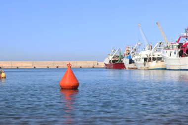 Monopoli, İtalya, 20 Nisan 2025 Eski limanda balıkçı tekneleri. Apulia limanının resimli görüntüsü. Deniz. Sudaki tekneler. Eski Porto Vecchio limanında balıkçı tekneleri. Balıkçılık endüstrisi