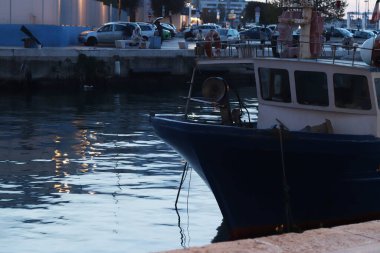 Monopoli, İtalya, 20 Nisan 2025 Eski limanda balıkçı tekneleri. Apulia limanının resimli görüntüsü. Deniz. Sudaki tekneler. Eski Porto Vecchio limanında balıkçı tekneleri. Balıkçılık endüstrisi