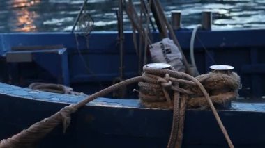 Monopoli, İtalya - 20 Nisan 2025: Eski limanda balıkçı tekneleri. Akşamları Apulia limanı. Deniz. Sudaki tekneler. Eski Porto Vecchio limanında balıkçı tekneleri. Balıkçılık endüstrisi