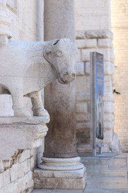 Bari, İtalya - 20 Nisan 2025: Aziz Nicholas Bazilikası. Bari şehrindeki Katolik bazilikası. Aziz Niklas Bazilikası 'nın dış dekorasyonu. Kutsal emanetlerin saklandığı yer. Ayrıntılar