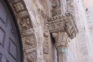 Bari, İtalya - 20 Nisan 2025: Aziz Nicholas Bazilikası. Bari şehrindeki Katolik bazilikası. Aziz Niklas Bazilikası 'nın dış dekorasyonu. Kutsal emanetlerin saklandığı yer. Ayrıntılar