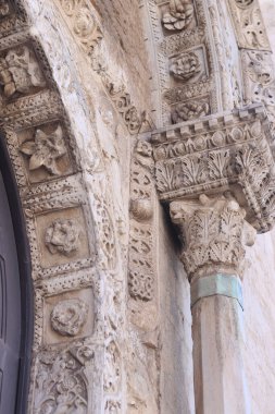 Bari, İtalya - 20 Nisan 2025: Aziz Nicholas Bazilikası. Bari şehrindeki Katolik bazilikası. Aziz Niklas Bazilikası 'nın dış dekorasyonu. Kutsal emanetlerin saklandığı yer. Ayrıntılar