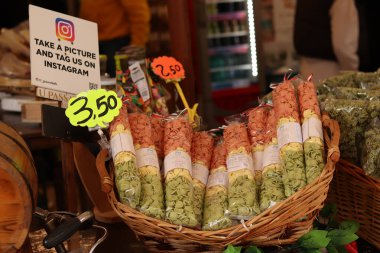 Bari, İtalya - 20 Nisan 2025: Orecchiette, bir çeşit İtalyan makarnası. Meşhur Apulian orekşisinin tanıtımı. Farklı aromalı taze makarna çeşitleri. Pakette İtalyan makarnası. Satılık.