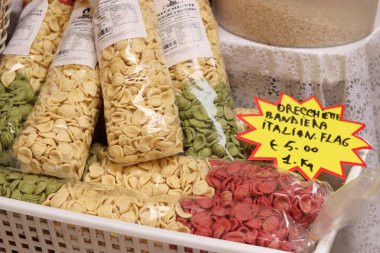 Bari, İtalya - 20 Nisan 2025: Orecchiette, bir çeşit İtalyan makarnası. Meşhur Apulian orekşisinin tanıtımı. Farklı aromalı taze makarna çeşitleri. Pakette İtalyan makarnası. Satılık.