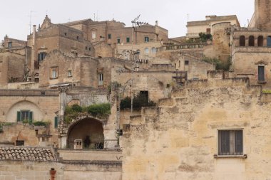 Matera, İtalya - 14 Nisan 2025: Güney İtalya 'daki Matera şehri manzarası. Özel gelişmeler, eski evler. Matera 'nın eski tarihi merkezi UNESCO Dünya Mirası Alanıdır. Katmanlı geliştirme