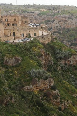 Matera, İtalya - 14 Nisan 2025: Güney İtalya 'daki Matera şehri manzarası. Özel gelişmeler, eski evler. Matera 'nın eski tarihi merkezi UNESCO Dünya Mirası Alanıdır. Katmanlı geliştirme