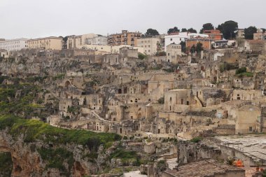 Matera, İtalya - 14 Nisan 2025: Güney İtalya 'daki Matera şehri manzarası. Özel gelişmeler, eski evler. Matera 'nın eski tarihi merkezi UNESCO Dünya Mirası Alanıdır. Katmanlı geliştirme