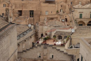 Matera, İtalya - 14 Nisan 2025: Güney İtalya 'daki Matera şehri manzarası. Özel gelişmeler, eski evler. Matera 'nın eski tarihi merkezi UNESCO Dünya Mirası Alanıdır. Katmanlı geliştirme