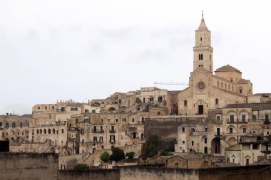 Matera, İtalya - 14 Nisan 2025: Güney İtalya 'daki Matera şehri manzarası. Özel gelişmeler, eski evler. Matera 'nın eski tarihi merkezi UNESCO Dünya Mirası Alanıdır. Katmanlı geliştirme