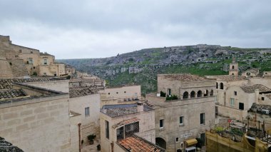 Matera, İtalya - 14 Nisan 2025: Güney İtalya 'daki Matera şehri manzarası. Özel gelişmeler, eski evler. Matera 'nın eski tarihi merkezi UNESCO Dünya Mirası Alanıdır. Katmanlı geliştirme