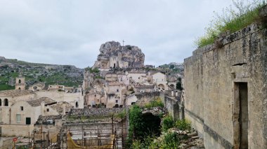 Matera, İtalya - 14 Nisan 2025: Güney İtalya 'daki Matera şehri manzarası. Özel gelişmeler, eski evler. Matera 'nın eski tarihi merkezi UNESCO Dünya Mirası Alanıdır. Katmanlı geliştirme