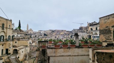 Matera, İtalya - 14 Nisan 2025: Güney İtalya 'daki Matera şehri manzarası. Özel gelişmeler, eski evler. Matera 'nın eski tarihi merkezi UNESCO Dünya Mirası Alanıdır. Katmanlı geliştirme