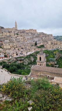 Matera, İtalya - 14 Nisan 2025: Güney İtalya 'daki Matera şehri manzarası. Özel gelişmeler, eski evler. Matera 'nın eski tarihi merkezi UNESCO Dünya Mirası Alanıdır. Katmanlı geliştirme