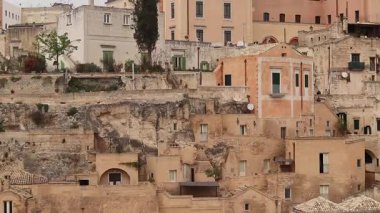 Matera, İtalya - 14 Nisan 2025: Güney İtalya 'daki Matera şehri manzarası. Özel gelişmeler, eski evler. Matera 'nın eski tarihi merkezi UNESCO Dünya Mirası Alanıdır. Katmanlı geliştirme