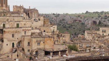 Matera, İtalya - 14 Nisan 2025: Güney İtalya 'daki Matera şehri manzarası. Özel gelişmeler, eski evler. Matera 'nın eski tarihi merkezi UNESCO Dünya Mirası Alanıdır. Katmanlı geliştirme
