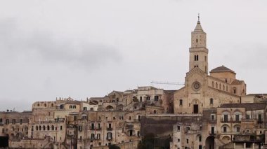 Matera, İtalya - 14 Nisan 2025: Güney İtalya 'daki Matera şehri manzarası. Özel gelişmeler, eski evler. Matera 'nın eski tarihi merkezi UNESCO Dünya Mirası Alanıdır. Katmanlı geliştirme