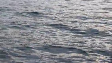 Tekneden deniz dalgalarının görüntüsü. Deniz. Deniz yürüyüşü. Dalgalarda yüzmek. Tekneden denizin yan yüzeyi. Su sıçrıyor. Seyahat videosu