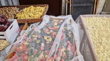 Kurutma sehpasında bir fresk. İtalya 'da yaygın olan ünlü Apulian orekşisinin tanıtımı. Taze makarna çeşitleri. Küçük kulaklı İtalyan makarnası. El yapımı orkestra makarna.