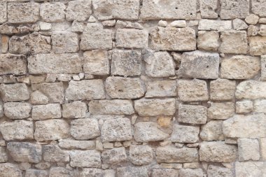 Eski bina duvarı. Geçmişi. Terk edilmiş taş duvar. Yüzeye çıkın. Eski bej rengi taş dokusu. Kireçtaşı desenli duvar, ön manzara.