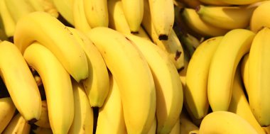 Yığınla olgun muz yığını. Süpermarkette satılan sarı muzlar. Yiyecekler. Bakkal geçmişi. Sokak pazarında olgunlaşmış muzlar.