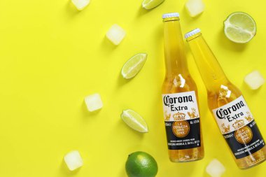 Kyiv, Ukrayna - 10 Mayıs 2025: Sarı arka planda bir dilim limonlu fazladan Corona birası. Corona hafif bir bira. Amerika 'nın en çok satan ithal birası. Limonlu bira.