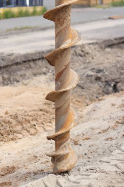 Toprak çapa, yakın plan. İnşaat özel ekipmanı. Tamir işleri. İnşaat alanında faaliyet var. Sondaj ekipmanlarını kapatın. Jeoteknik sondaj