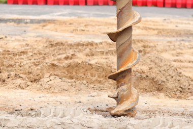 Toprak çapa, yakın plan. İnşaat özel ekipmanı. Tamir işleri. İnşaat alanında faaliyet var. Sondaj ekipmanlarını kapatın. Jeoteknik sondaj