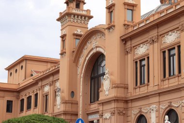 Bari, İtalya - 16 Nisan 2025: Margaret Tiyatrosu (Teatro Margherita) Bari, Apulia Bölgesi 'nin merkezinde. Mimari ve simgeler. Dış bina, detaylar. Eski tiyatro, şimdi müze.