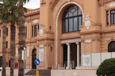 Bari, İtalya - 16 Nisan 2025: Margaret Tiyatrosu (Teatro Margherita) Bari, Apulia Bölgesi 'nin merkezinde. Mimari ve simgeler. Dış bina, detaylar. Eski tiyatro, şimdi müze.