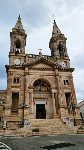 Alberobello, İtalya - 17 Nisan 2025: Apulia 'daki Azizler Kilisesi. Aziz Cosmas ve Damiano Bazilikası. Tarihi anıt, dönüm noktası. Binanın ön cephesi.