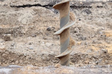 Toprak çapa, yakın plan. İnşaat özel ekipmanı. Tamir işleri. İnşaat alanında faaliyet var. Sondaj ekipmanlarını kapatın. Jeoteknik sondaj