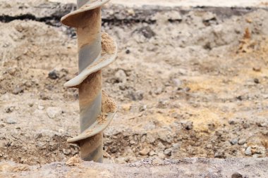 Toprak çapa, yakın plan. İnşaat özel ekipmanı. Tamir işleri. İnşaat alanında faaliyet var. Sondaj ekipmanlarını kapatın. Jeoteknik sondaj